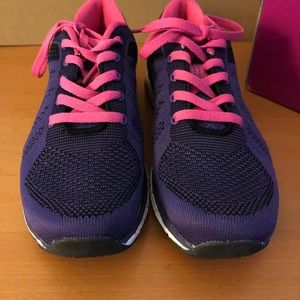 REDUCED PRICE! LA GEAR VENTILATOR SNEAKERS NWT (#5-04132020-Box 1)